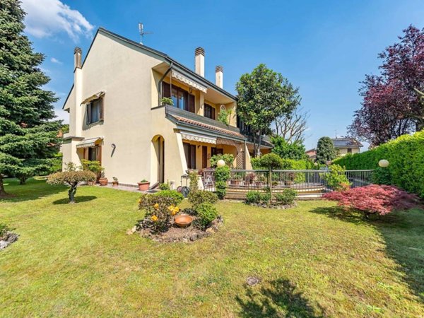 casa indipendente in vendita a Lainate