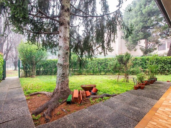 appartamento in vendita a Lainate in zona Barbaiana