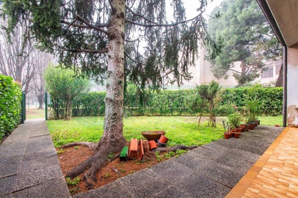 casa indipendente in vendita a Lainate in zona Barbaiana