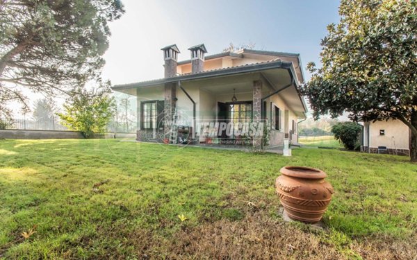 casa indipendente in vendita a Lainate in zona Barbaiana