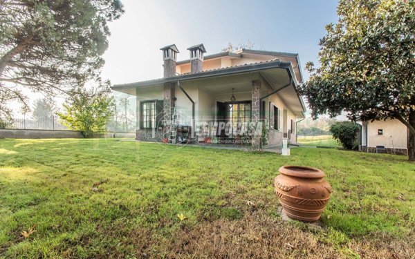 casa indipendente in vendita a Lainate in zona Barbaiana