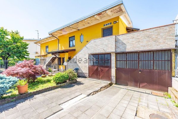 appartamento in vendita a Lainate in zona Barbaiana