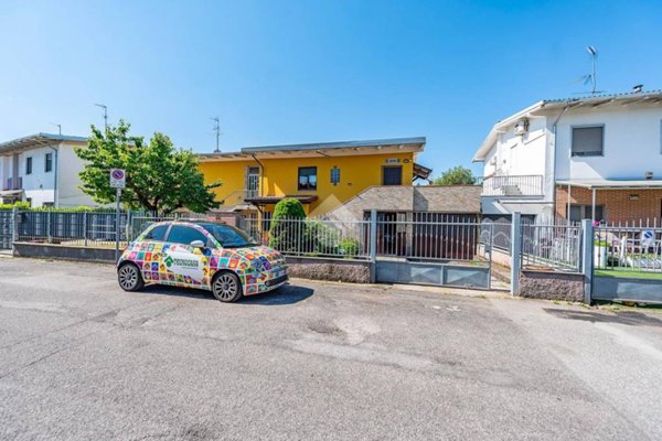 casa indipendente in vendita a Lainate in zona Barbaiana