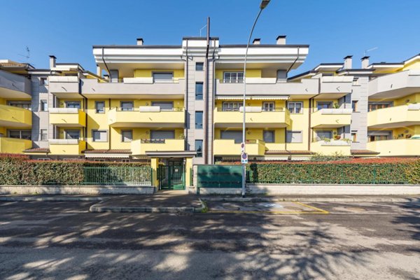 negozio in vendita a Lainate