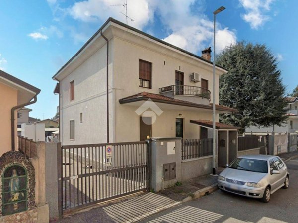 casa indipendente in vendita a Lainate in zona Barbaiana