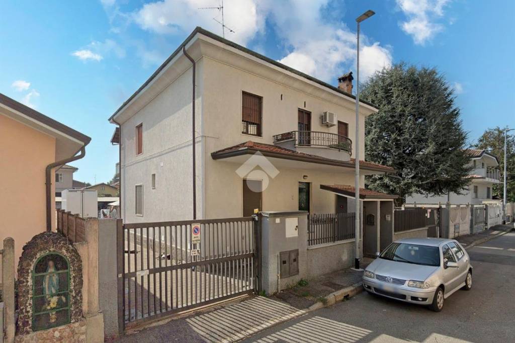 casa indipendente in vendita a Lainate in zona Barbaiana