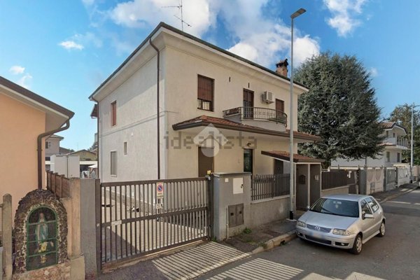 appartamento in vendita a Lainate in zona Barbaiana