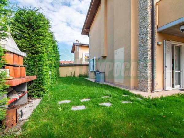 casa indipendente in vendita a Lainate