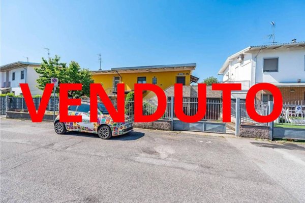 casa indipendente in vendita a Lainate in zona Barbaiana