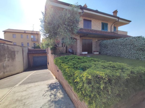 casa indipendente in vendita a Lainate in zona Pagliera