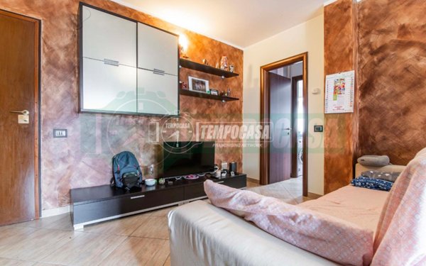 appartamento in vendita a Lainate in zona Barbaiana