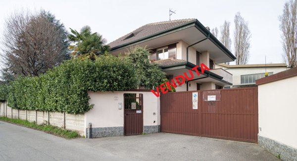 casa indipendente in vendita a Lainate in zona Barbaiana