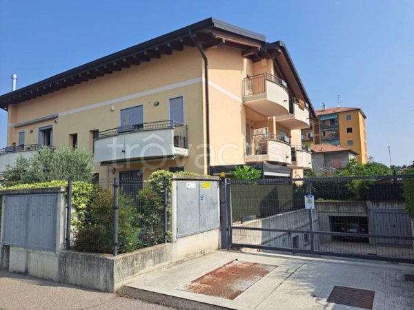 appartamento in vendita a Lainate in zona Barbaiana