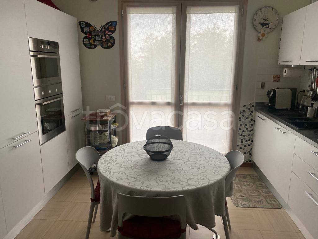 appartamento in vendita a Lainate in zona Barbaiana
