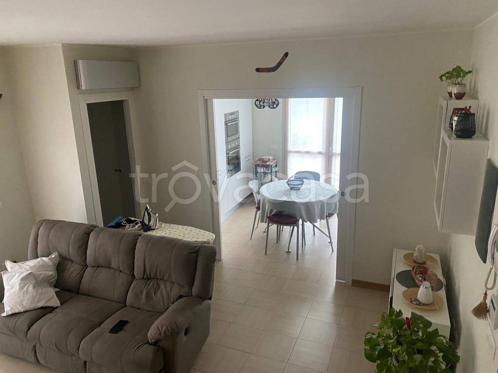 appartamento in vendita a Lainate in zona Barbaiana
