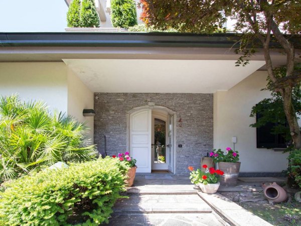 casa indipendente in vendita a Lainate