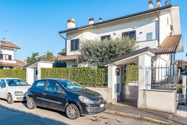 appartamento in vendita a Lainate in zona Barbaiana
