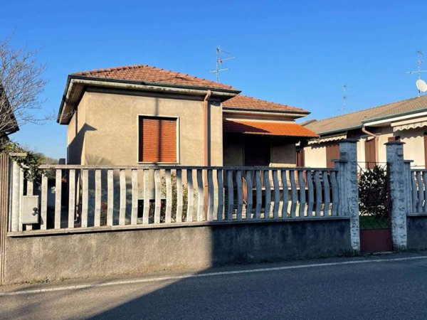 casa indipendente in vendita a Lainate in zona Pagliera