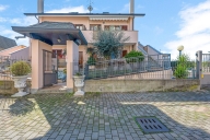 casa indipendente in vendita a Lainate