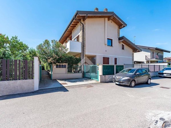 appartamento in vendita a Lainate in zona Barbaiana