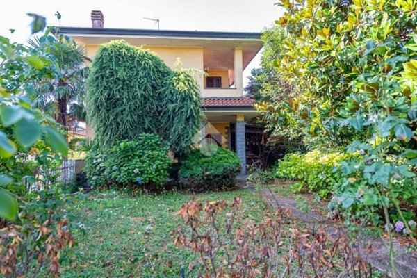 casa indipendente in vendita a Lainate