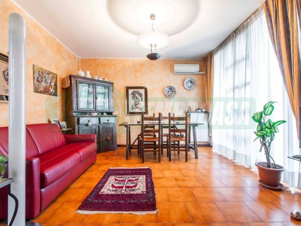 casa indipendente in vendita a Lainate