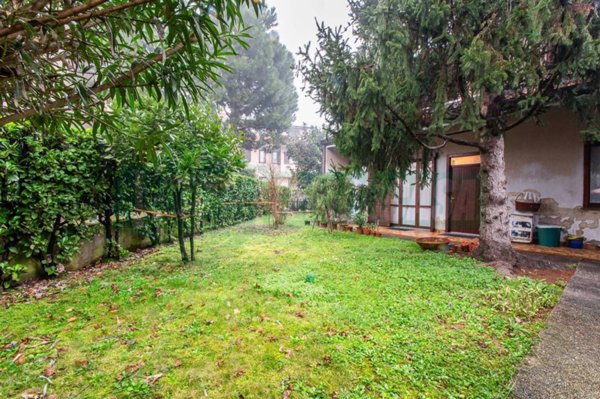 casa indipendente in vendita a Lainate in zona Barbaiana