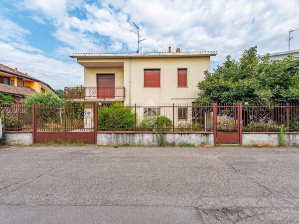 casa indipendente in vendita a Lainate in zona Barbaiana