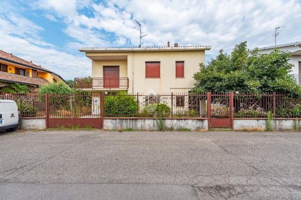 appartamento in vendita a Lainate in zona Barbaiana