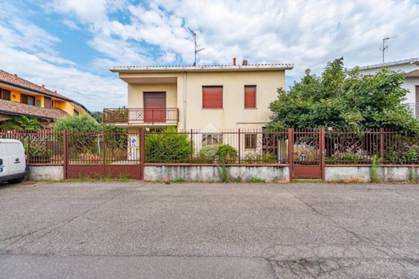 casa indipendente in vendita a Lainate in zona Barbaiana