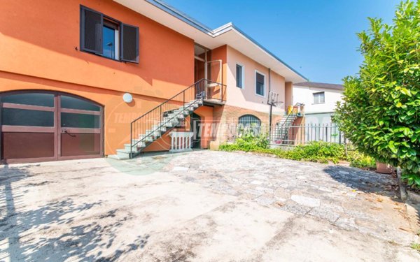 casa indipendente in vendita a Lainate in zona Barbaiana