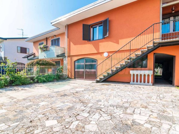 casa indipendente in vendita a Lainate in zona Barbaiana
