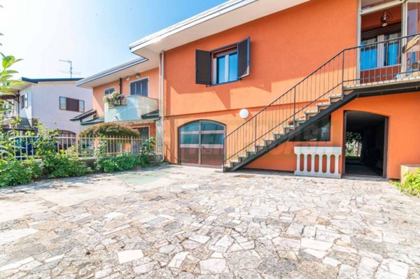 casa indipendente in vendita a Lainate in zona Barbaiana
