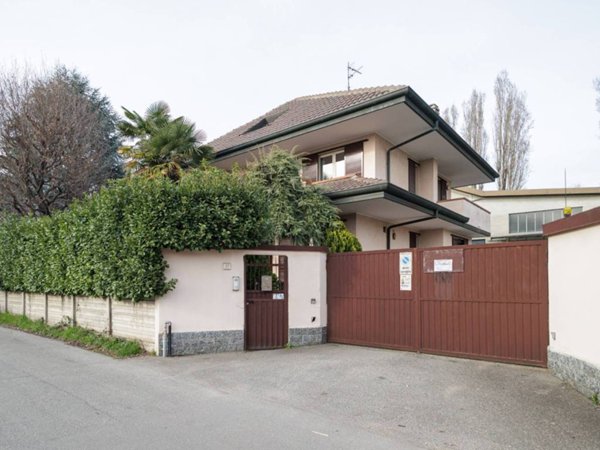 casa indipendente in vendita a Lainate in zona Barbaiana