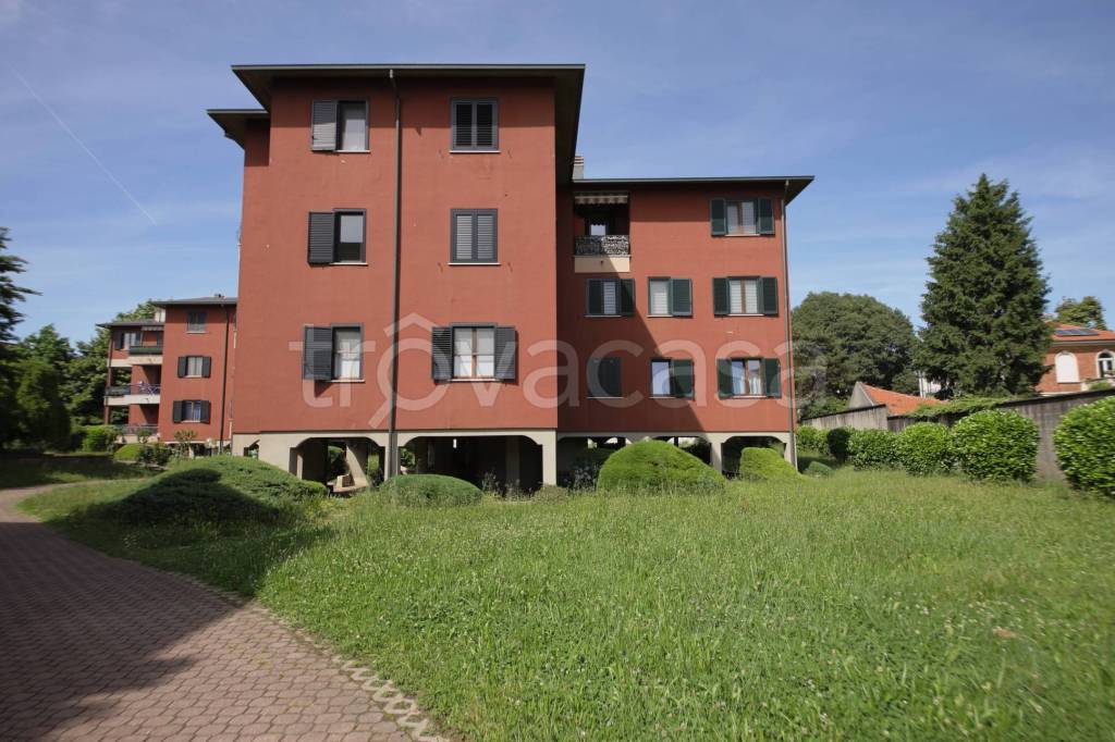 appartamento in vendita a Lainate in zona Barbaiana