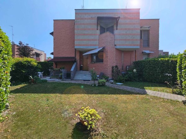 casa indipendente in vendita a Lainate in zona Barbaiana
