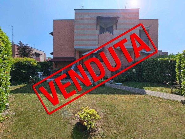 casa indipendente in vendita a Lainate in zona Barbaiana