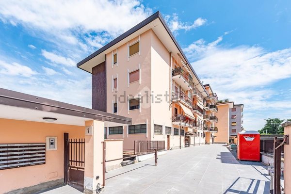 appartamento in vendita a Lainate in zona Barbaiana