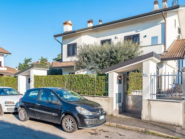 casa indipendente in vendita a Lainate in zona Barbaiana