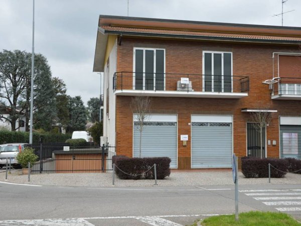 casa indipendente in vendita a Lainate