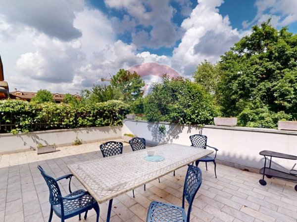 casa indipendente in vendita a Lainate in zona Pagliera