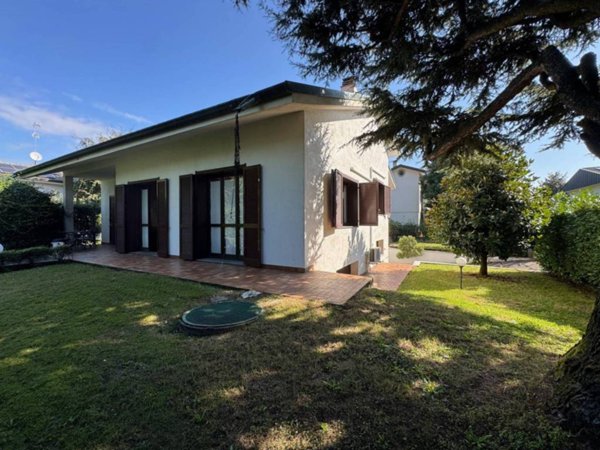 casa indipendente in vendita a Lainate