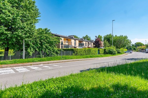 casa indipendente in vendita a Lainate