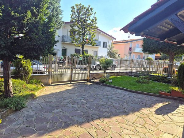 casa indipendente in vendita a Lainate