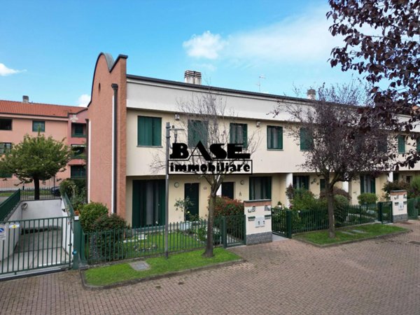 casa indipendente in vendita a Lainate