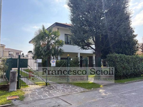 casa indipendente in vendita a Lainate