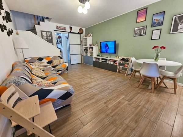 casa indipendente in vendita a Lainate in zona Barbaiana