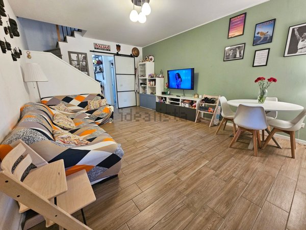casa indipendente in vendita a Lainate in zona Barbaiana