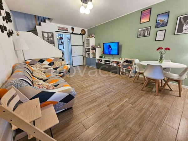 casa indipendente in vendita a Lainate in zona Barbaiana