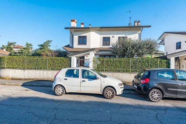 appartamento in vendita a Lainate in zona Barbaiana